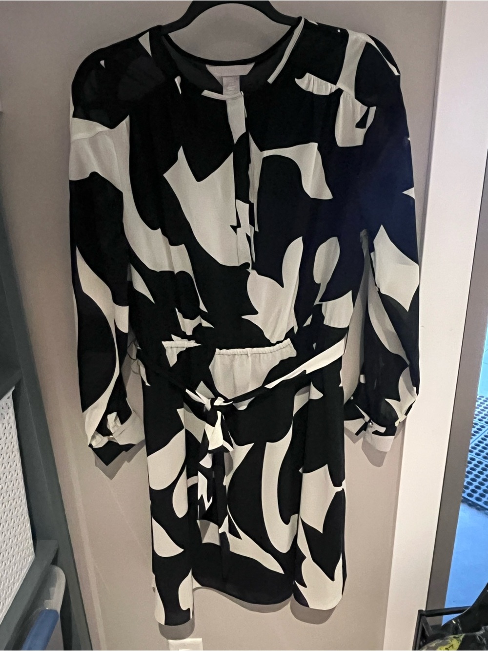 H&M Black and White Abstract Long Sleeve Dress